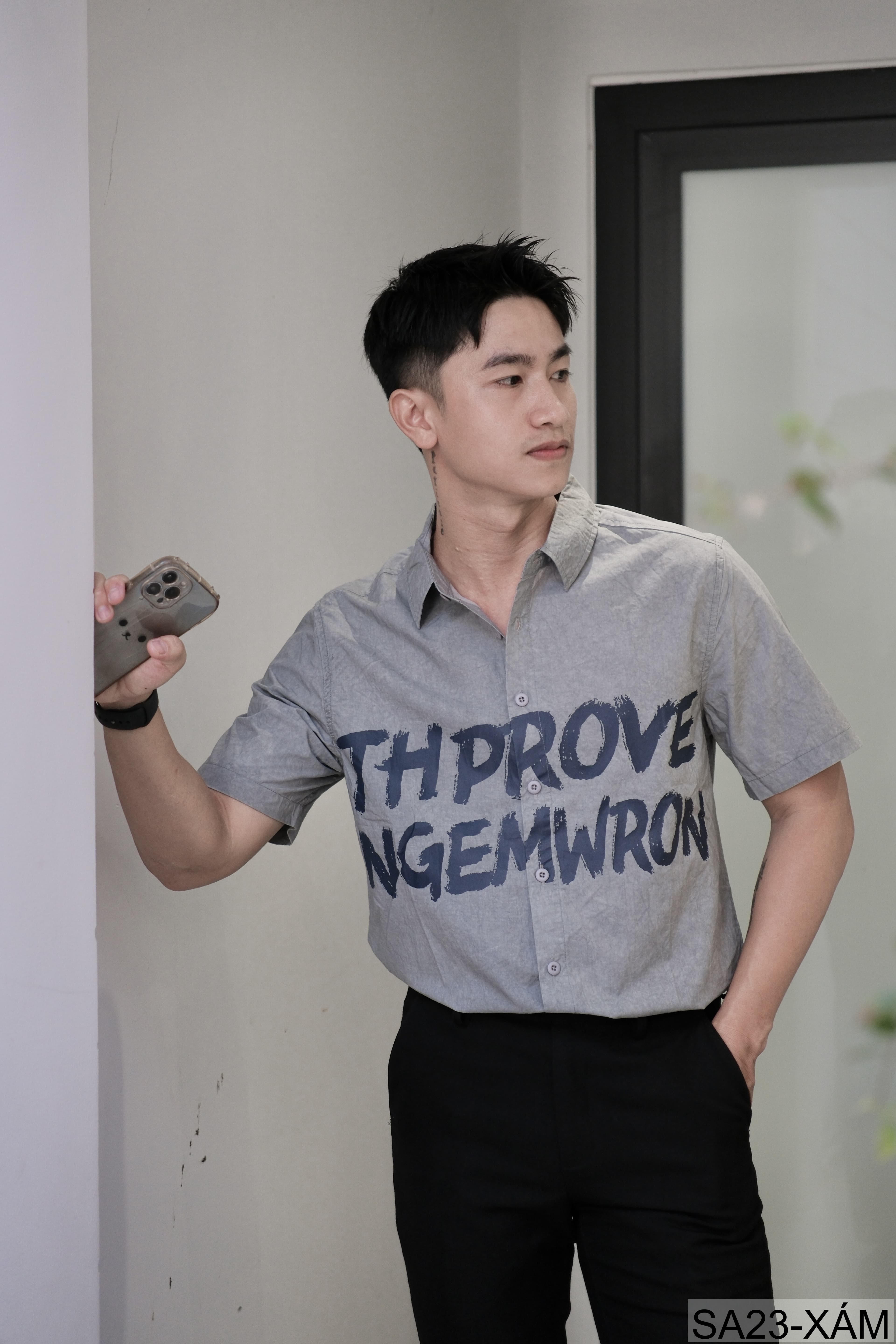 SA23 - Áo sơ mi nam tay ngắn cổ bẻ form rộng in chữ cá tính màu Khaki và Xám - ảnh 2