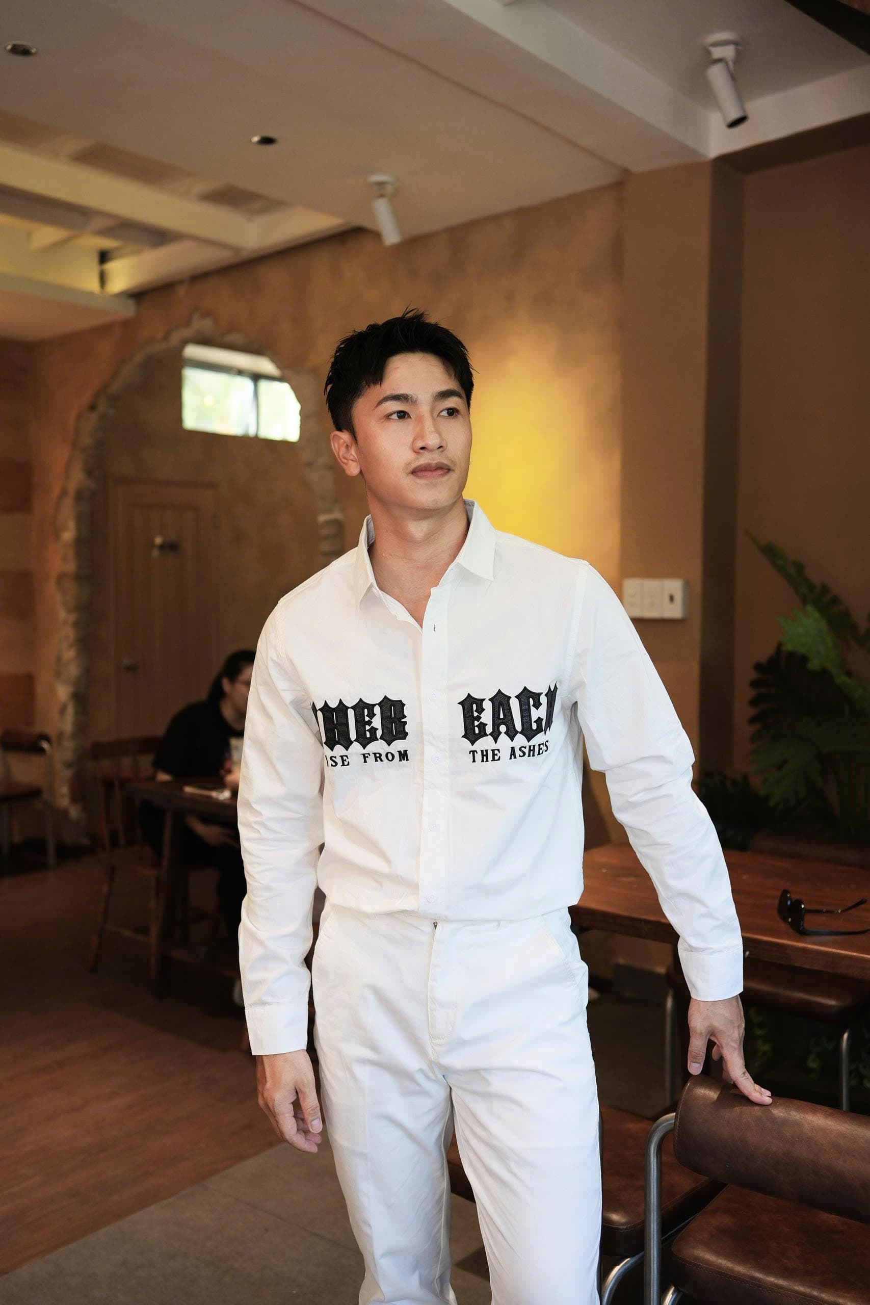 Áo Sơ Mi Nam Tay Dài Form Slim Màu Đen