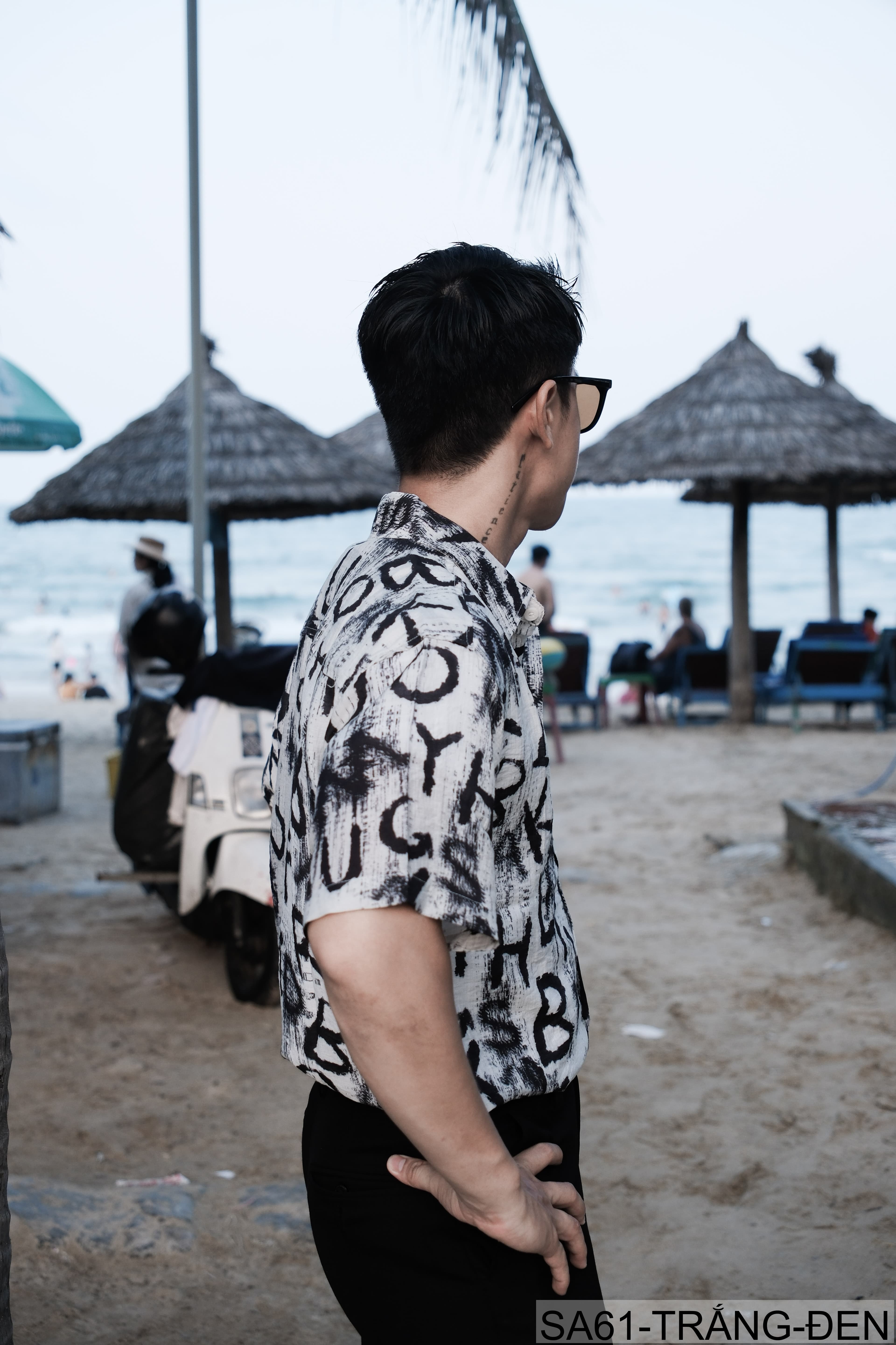 SA61 - Áo sơ mi nam tay ngắn in chữ nghệ thuật, form rộng, chất viscose mát mẻ, phối màu trắng đen - ảnh 4