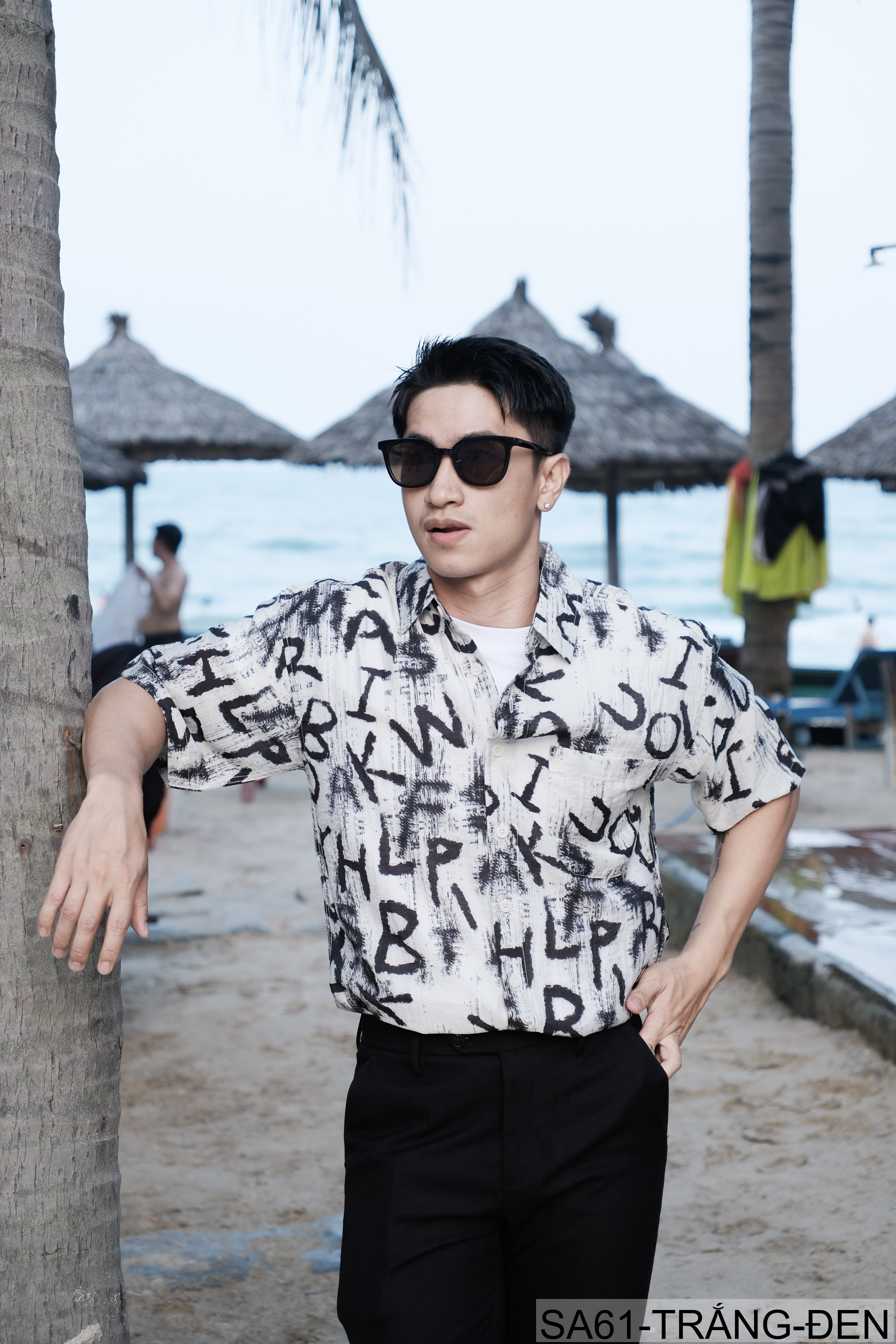 SA61 - Áo sơ mi nam tay ngắn in chữ nghệ thuật, form rộng, chất viscose mát mẻ, phối màu trắng đen