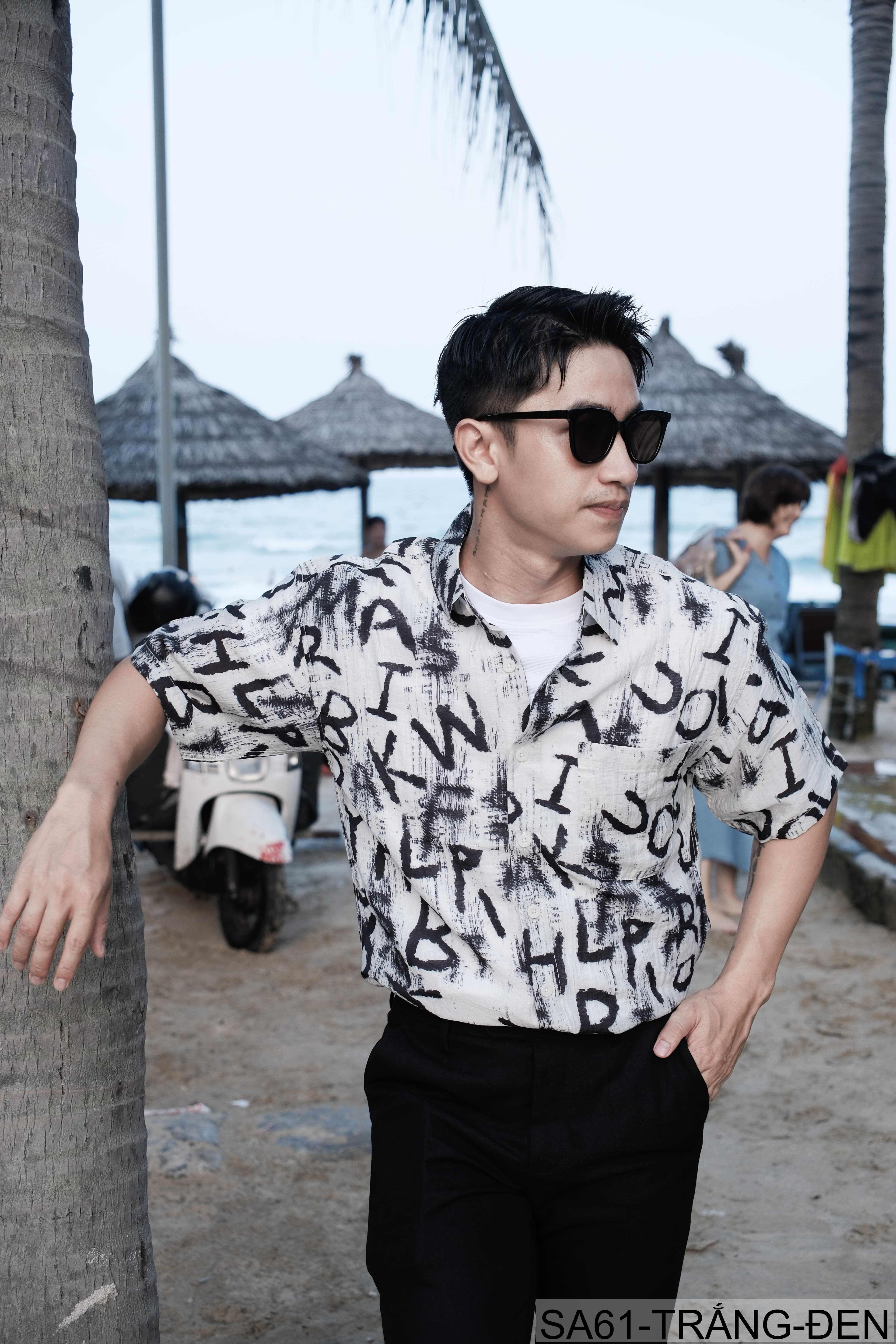 SA61 - Áo sơ mi nam tay ngắn in chữ nghệ thuật, form rộng, chất viscose mát mẻ, phối màu trắng đen - ảnh 2