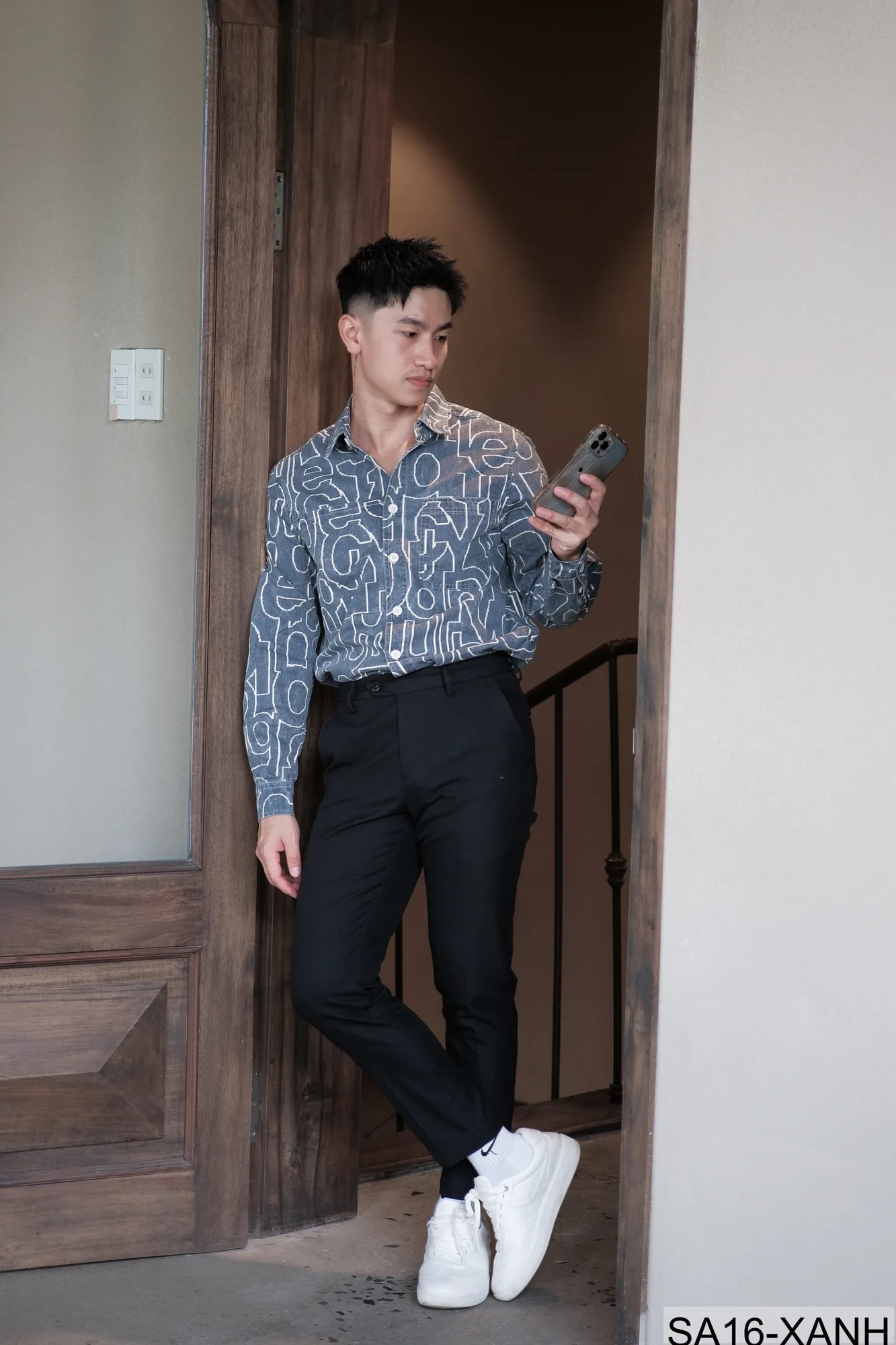 SA16 - Áo Sơ Mi Nam Tay Dài In Chữ Nghệ Thuật Dáng Rộng Phong Cách Thời Trang - ảnh 2