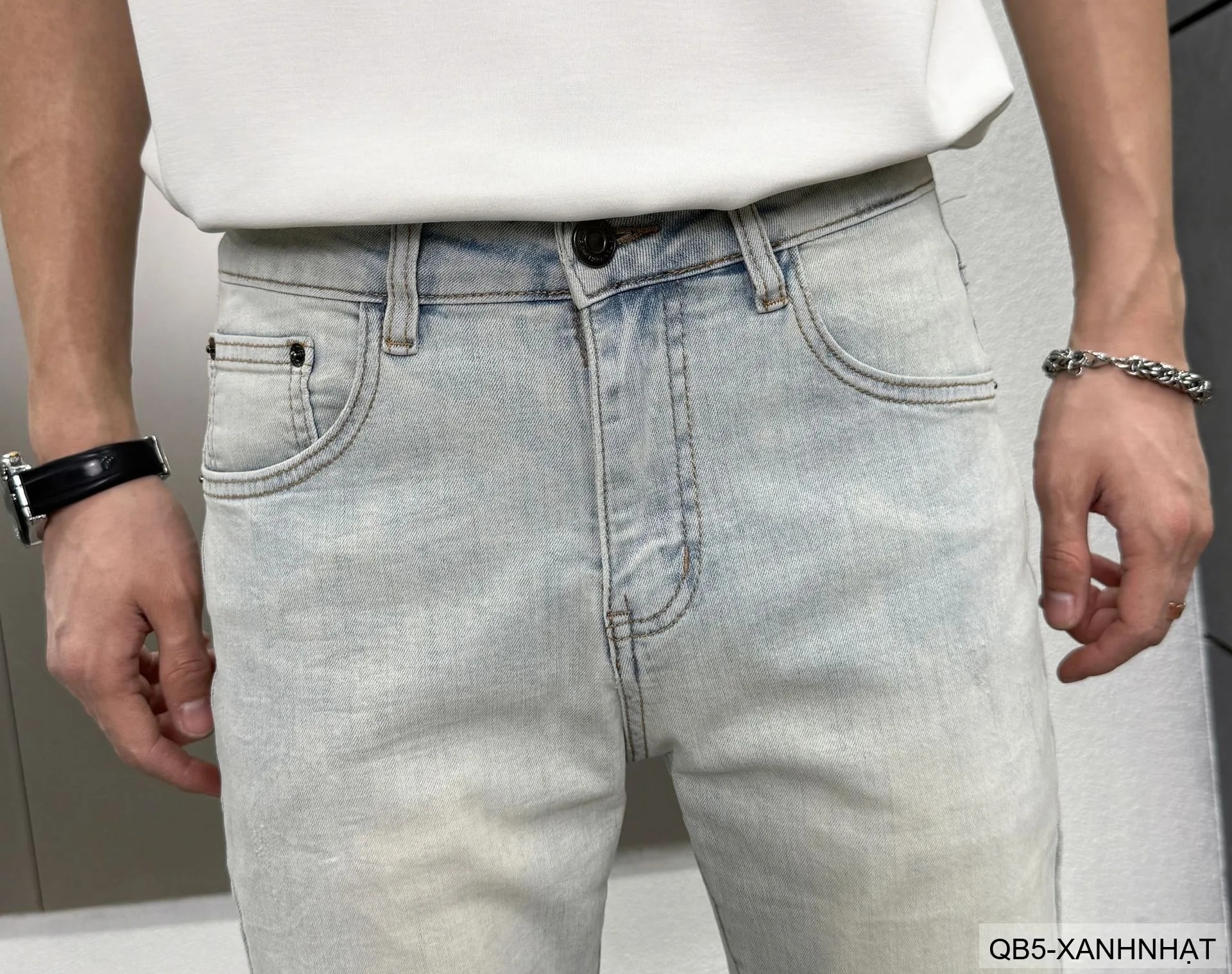 QB5 - Quần Jeans Nam Slim Fit Xanh Nhạt Phong Cách Streetwear, Chất Cotton Đàn Hồi, Mùa Xuân 2026 - ảnh 14