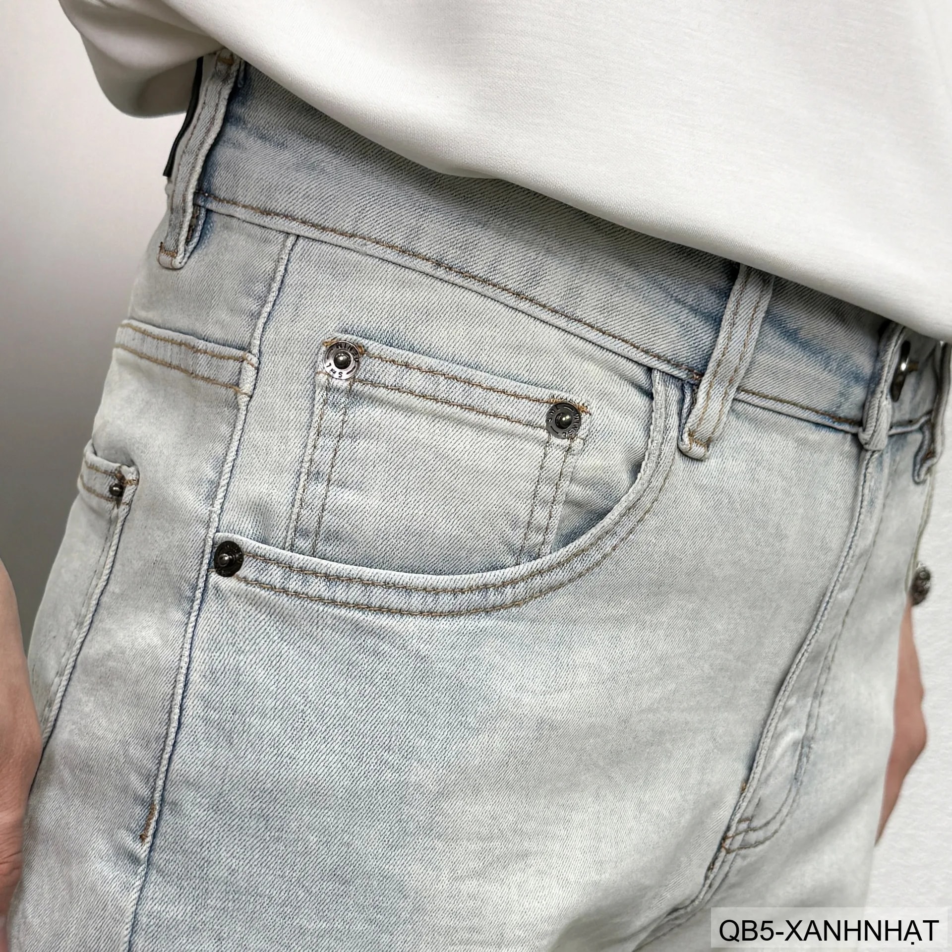 QB5 - Quần Jeans Nam Slim Fit Xanh Nhạt Phong Cách Streetwear, Chất Cotton Đàn Hồi, Mùa Xuân 2026 - ảnh 15