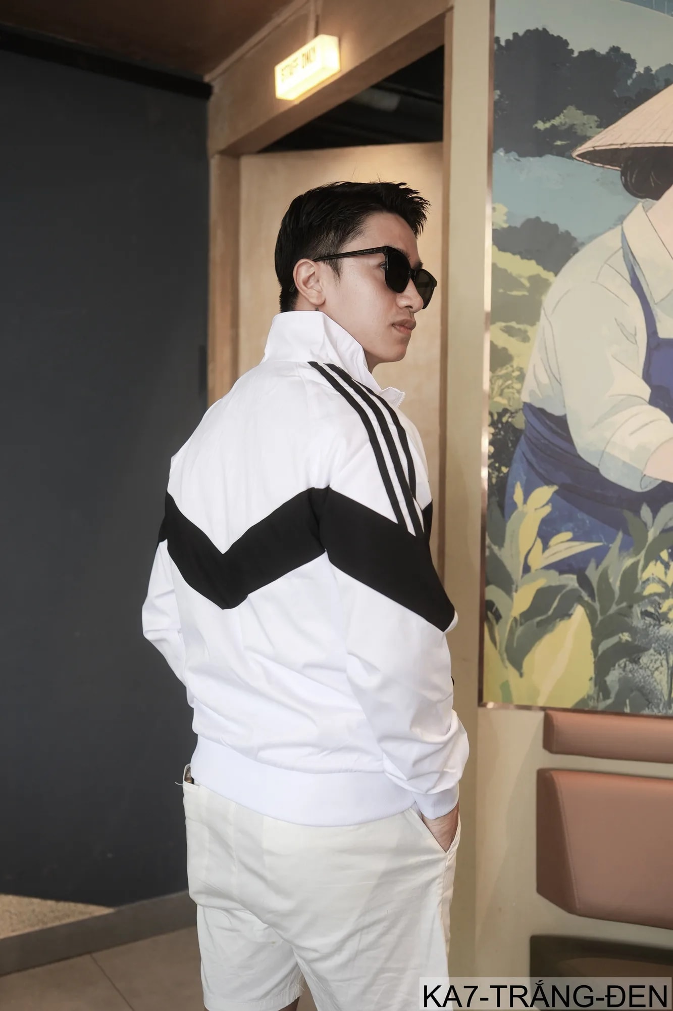 KA7 - Áo khoác nam thể thao phong cách Hàn Quốc, cổ đứng, form rộng, phối sọc 3 sọc vai, màu trắng đen - ảnh 4