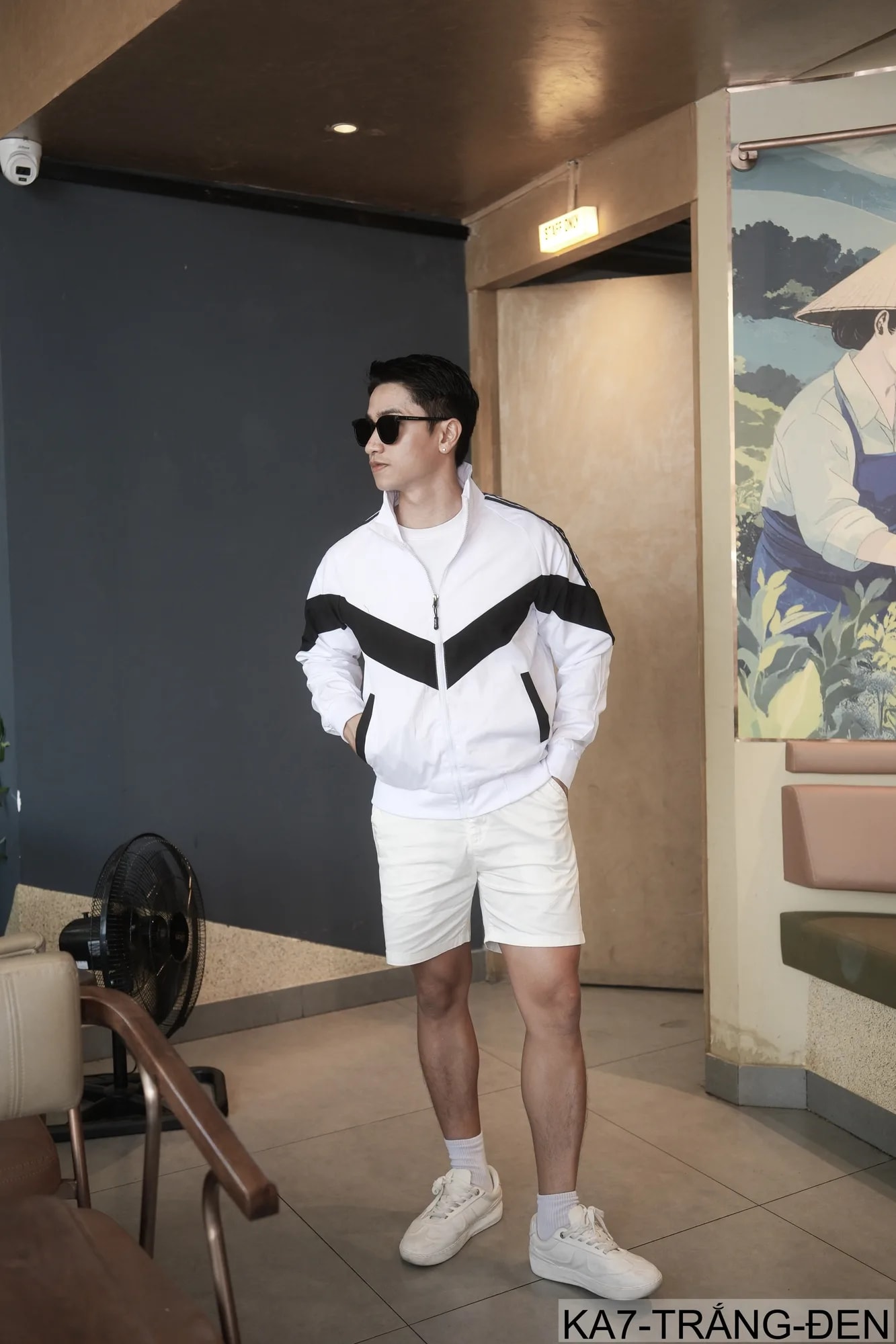 KA7 - Áo khoác nam thể thao phong cách Hàn Quốc, cổ đứng, form rộng, phối sọc 3 sọc vai, màu trắng đen - ảnh 5